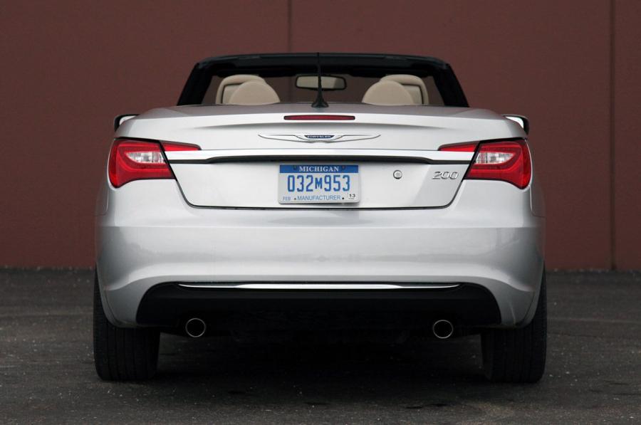  Chrysler 200 Convertible 2011 года  (фото 22 из 73)
